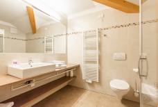 Hotel Föstlerhof in Gais - Uttenheim: Barrierefreies Badezimmer 220